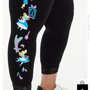 🆕ALICE IN WONDERLAND LACE HEM CROP LEGGING